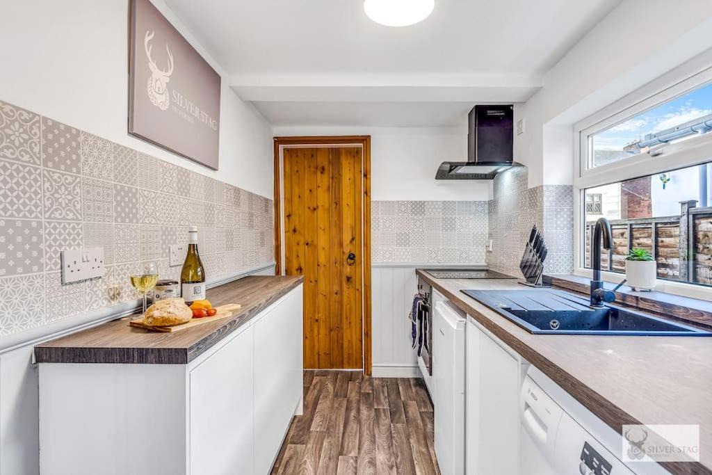 Coalville Apartment | Comfortable 3 Bedroom Gem with 2 Bathrooms Perfect for Groups