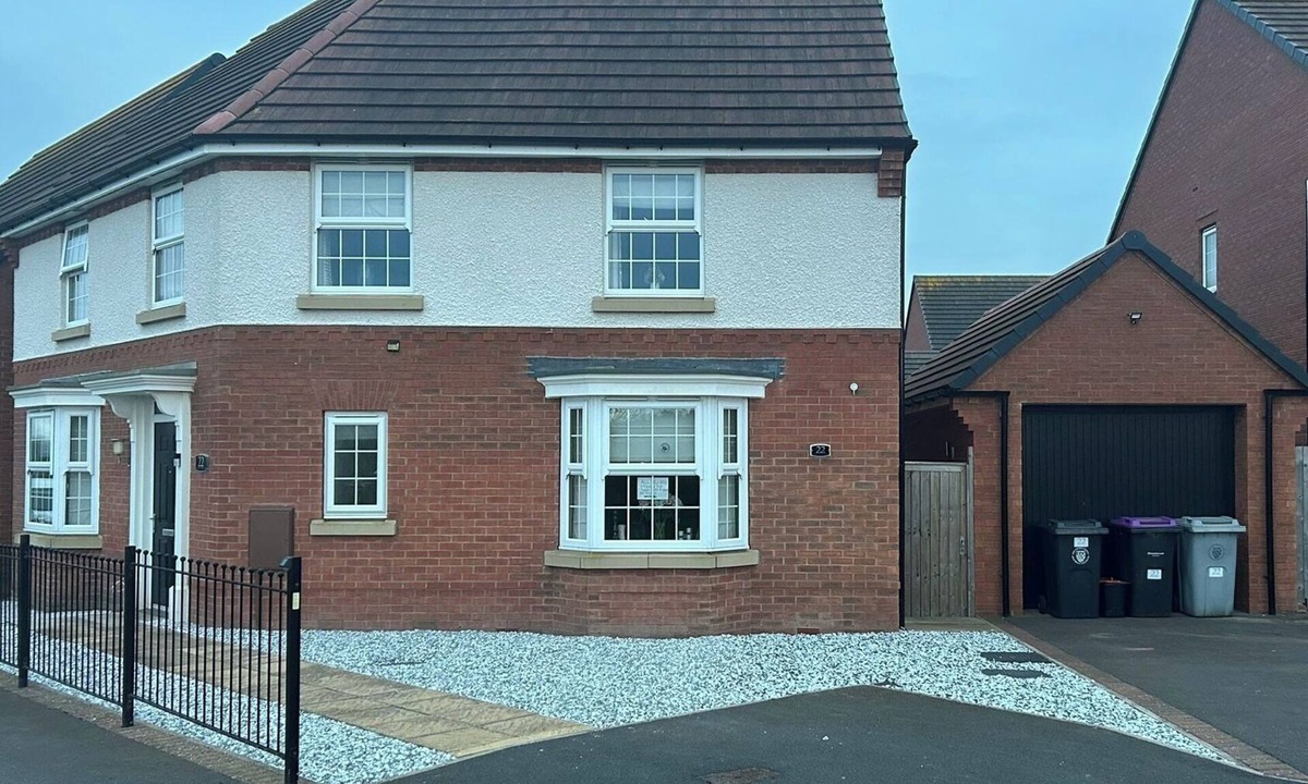 Grantham House | Comfortable 5 - Guest Abode - In Quiet Village