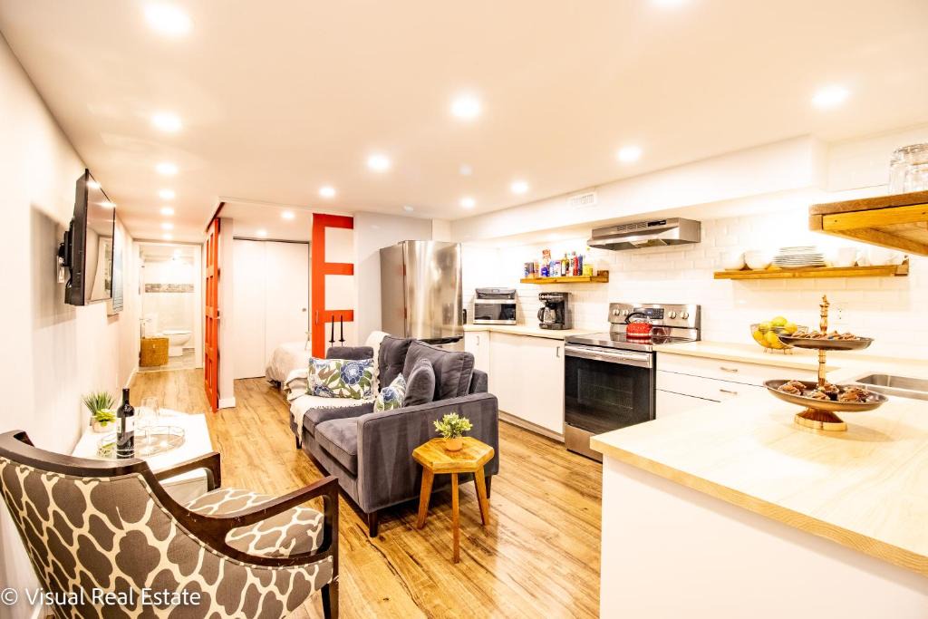 Upper Beaches Apartment | Comfy Apartment Steps to the Beach