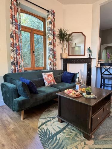 Thisnes House | Conciergerie du Chateau Red Daisies et son parc