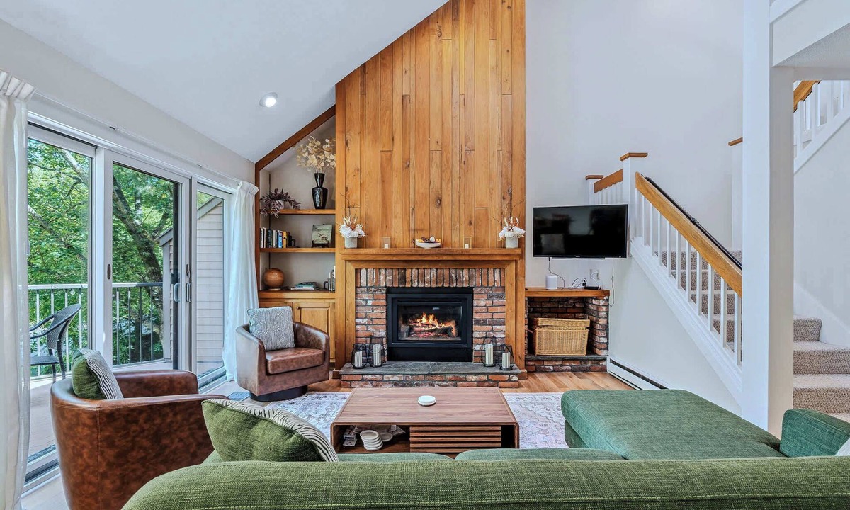 West Hartford Condo | Condo with Fireplace & Pool, Deere Run, Pet-Friendly