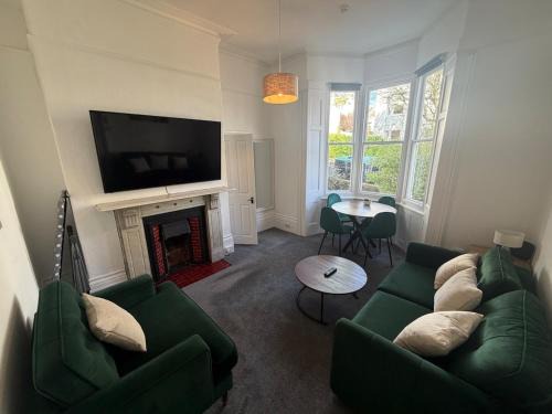Montpelier Apartment | Contemporary 1-Bed Retreat Free Parking & Patio