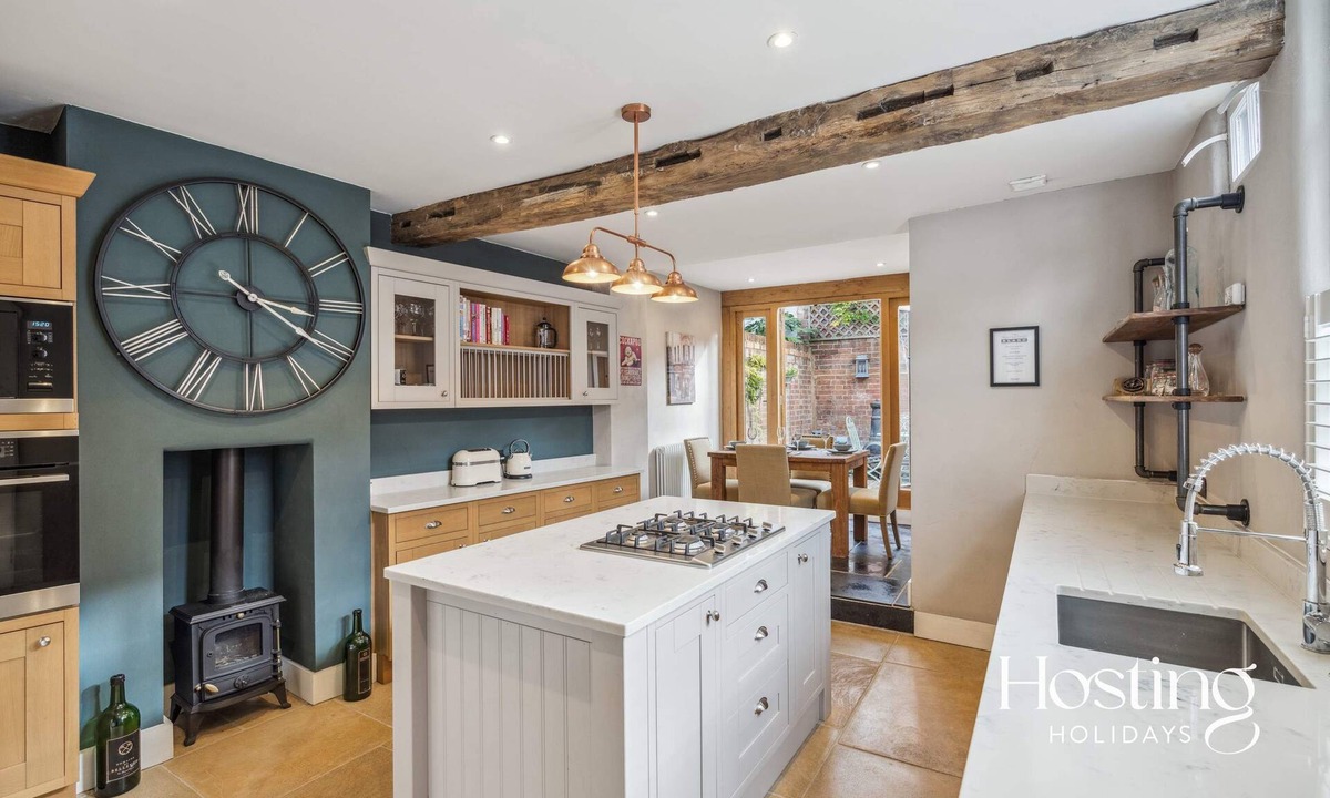 Henley House | Corner Cottage - 3 beds, bathtub, outdoor terrace