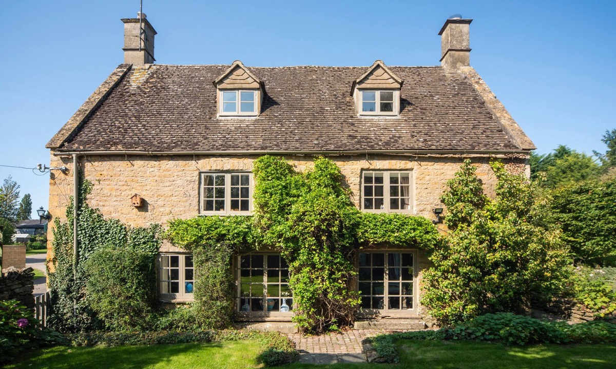 Whichford House | Cottage Sleeps 6 with Parking and Garden