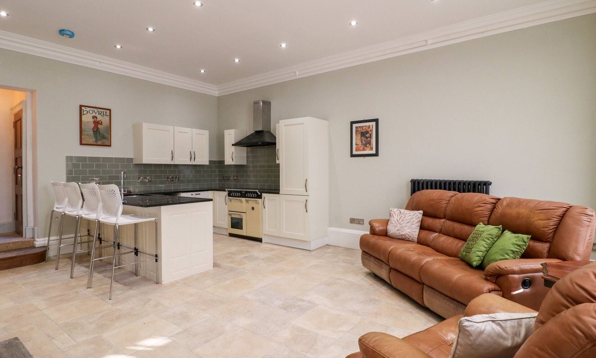 Sherwood Forest Cottage | COTTON MILL COTTAGE, pet friendly, with hot tub in Cuckney