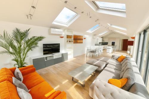 Fowlmere House | Countryside Retreat - Indoor Pool, Sauna, Hot Tub
