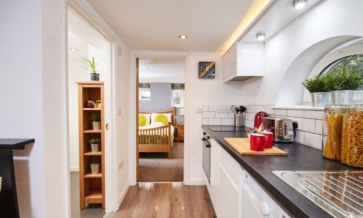 Kegworth Apartment | Courtyard Apt w/Free Gym & Pool Access – Near EMA