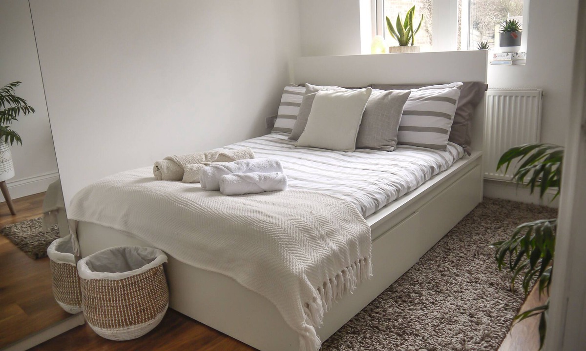 Roxeth House | Cozy, bright and immaculate double bedroom with ensuite bathroom.n