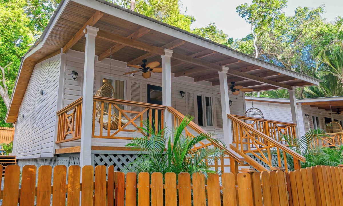 Antoneys Cay Villa | Cozy House with Pool+5min walk 2 beach-Near to west bay