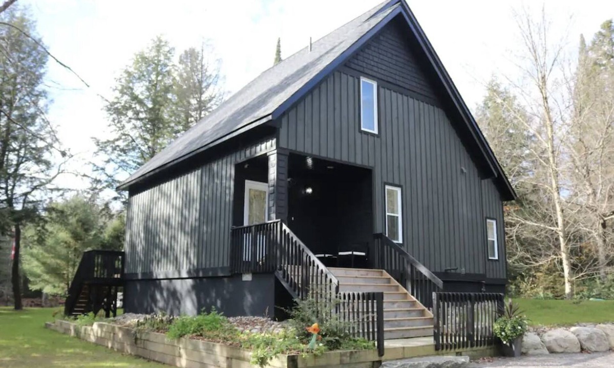 Bracebridge Cottage | Cozy Muskoka Waterfront Cottage - Hot tub & Fenced In Yard