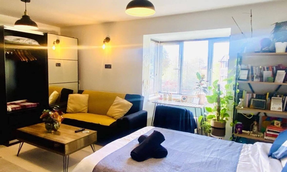 Palmers Green Apartment | Cozy Studio for 2 near Ally Pally & Tottenham stadium - parking available