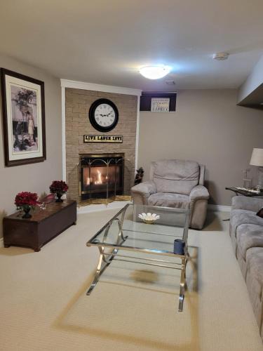 Grimsby Apartment | Cozy Suite with HOT TUB & Highspeed Internet