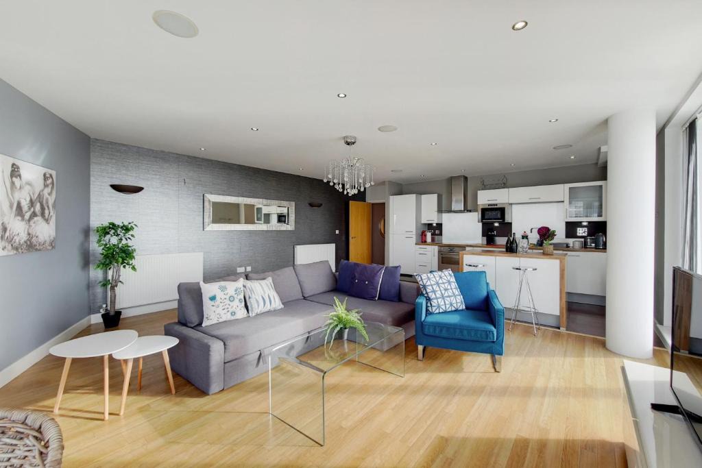 Docklands Apartment | Deluxe three bedroom Apartment by London ExCeL Stays