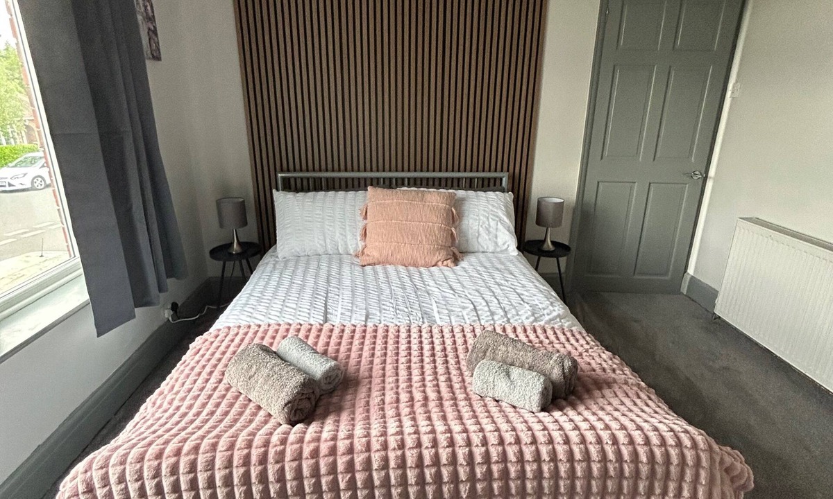 Frampton House | Detached House Sleeps 5 with Garden and Parking