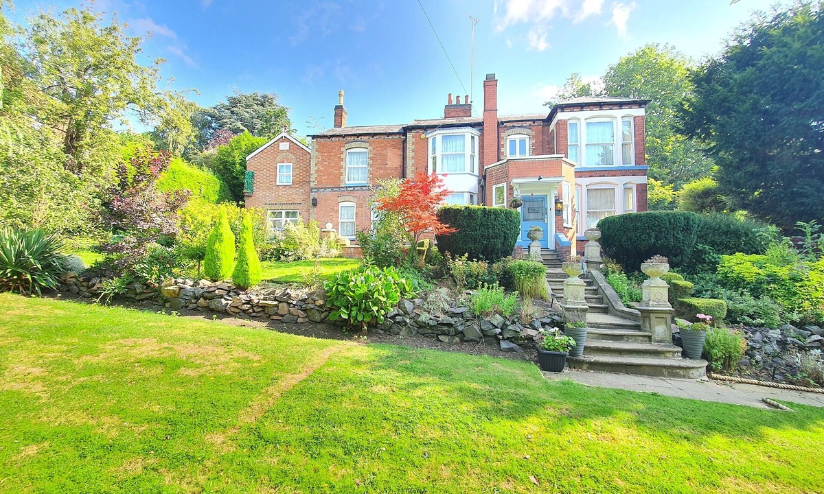Leicester House | Detached Unique 8 Bedroom House Located in Leicester