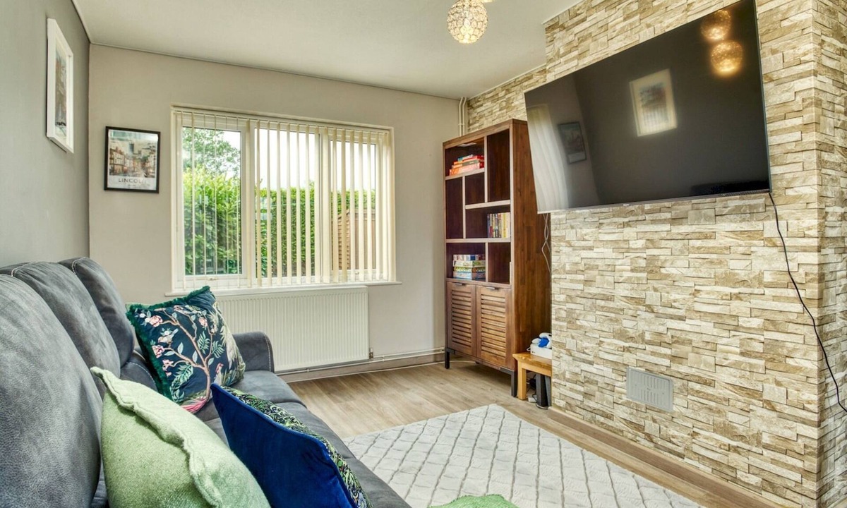 Lincoln House | Dog-Friendly Haven + Parking + Prime Location - Pass the Keys