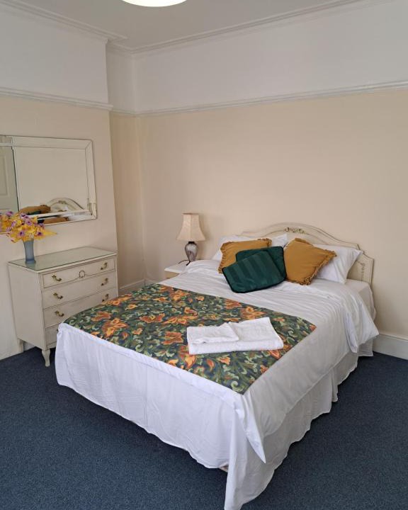 Seven Kings House | Double Room available- London Seven Kings Seven Kings Train Station