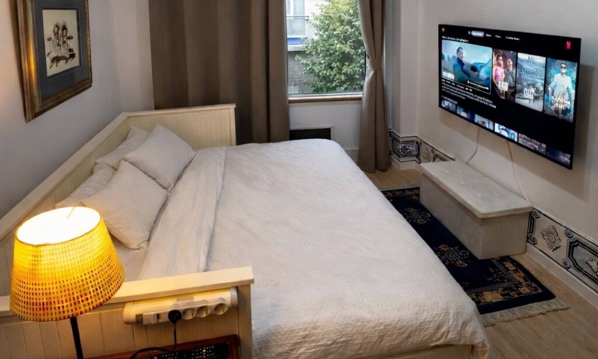 Queluz Bed & Breakfast | Double Room near Lisbon & Sintra - 2 min to Train Station
