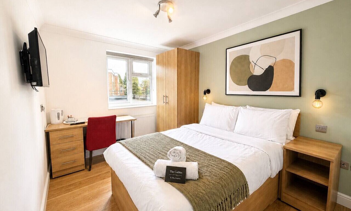 Oadby Apartment | Double Room with Private Bathroom @ The Gables Aparthotel