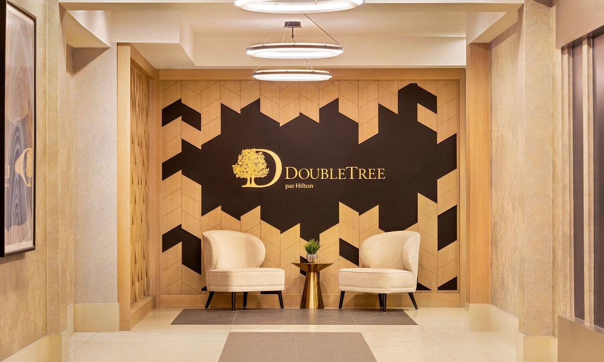 Pointe Claire Hotel | DoubleTree by Hilton Pointe Claire Montreal Airport West