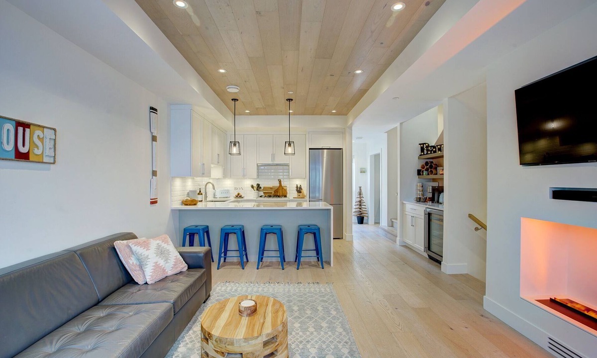 North End House | Downtown luxury townhome in trendy area in Kelowna - Steps to City Centre Beach