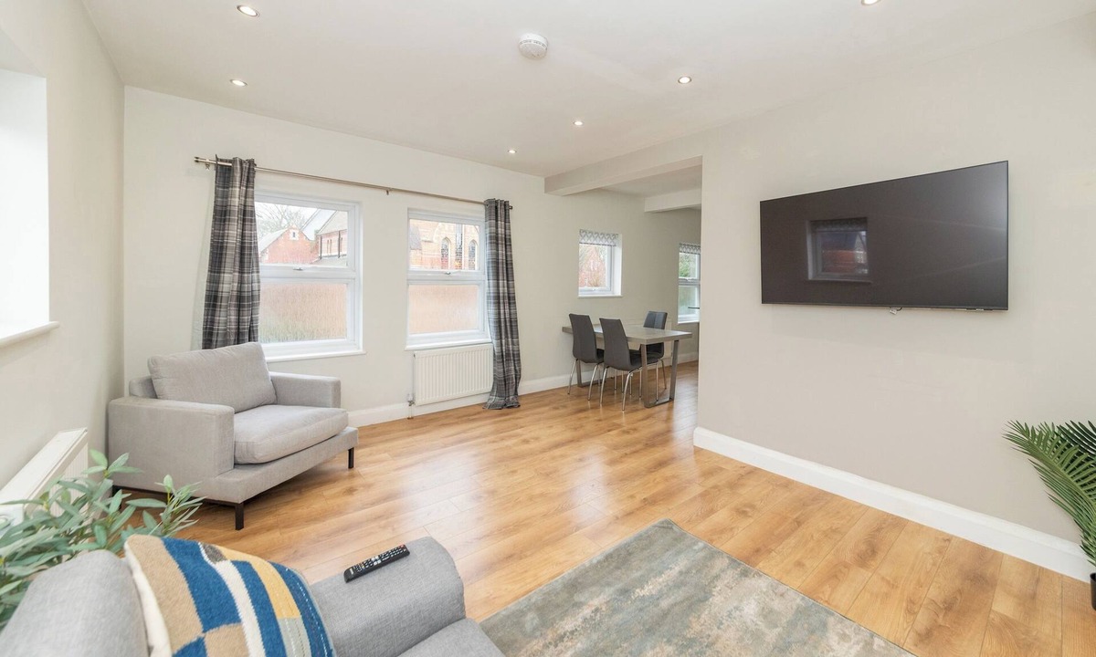 Reading Apartment | Duplex Apartment - Modern & Convenient - Pass the Keys
