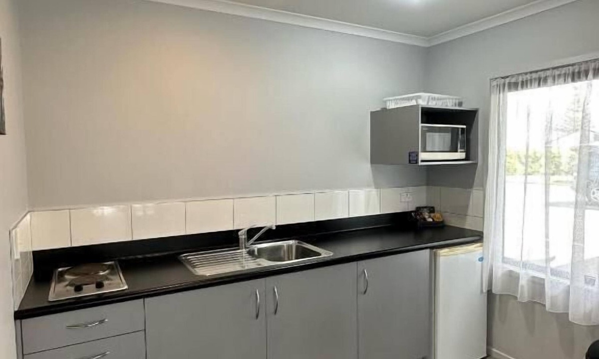 Waiotahi Hotel | Eastland Pacific Motor Lodge