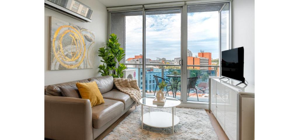 Melbourne Central Business District Apartment | Elegant 2-Bedroom CBD Apartment with Pool, Gym and City Views