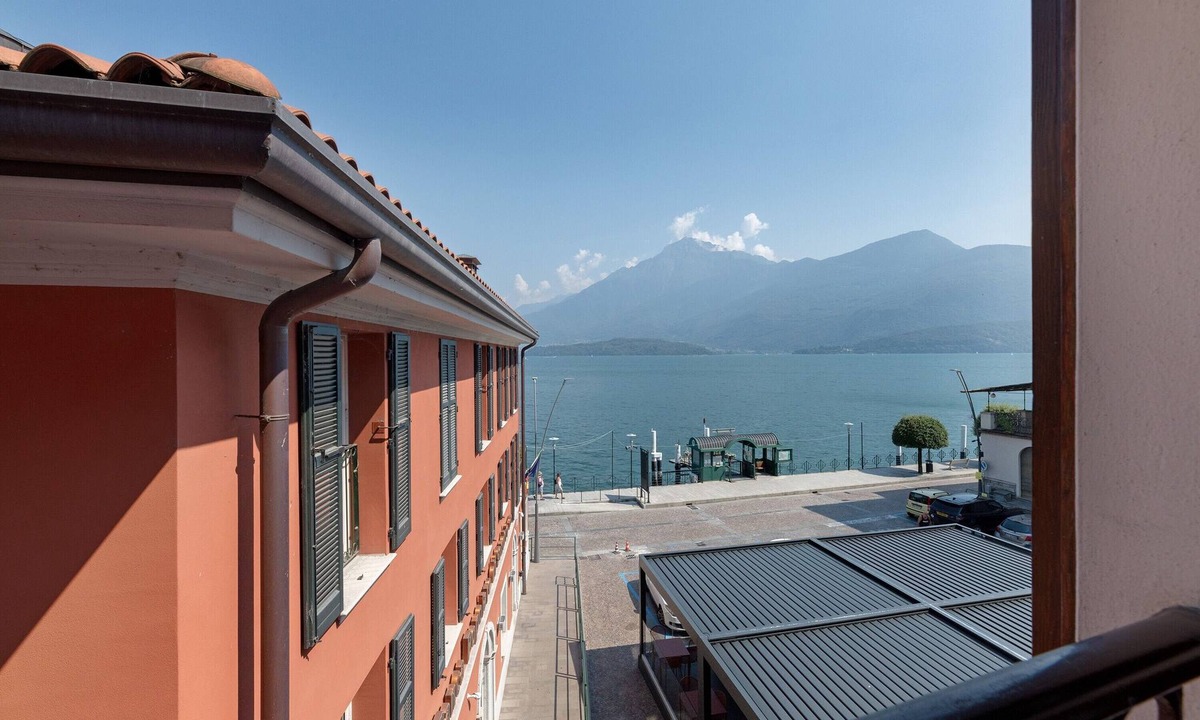 Consiglio di Rumo Apartment | Elegant Apartment with Lake Como View, Wi-Fi and Air Conditioning