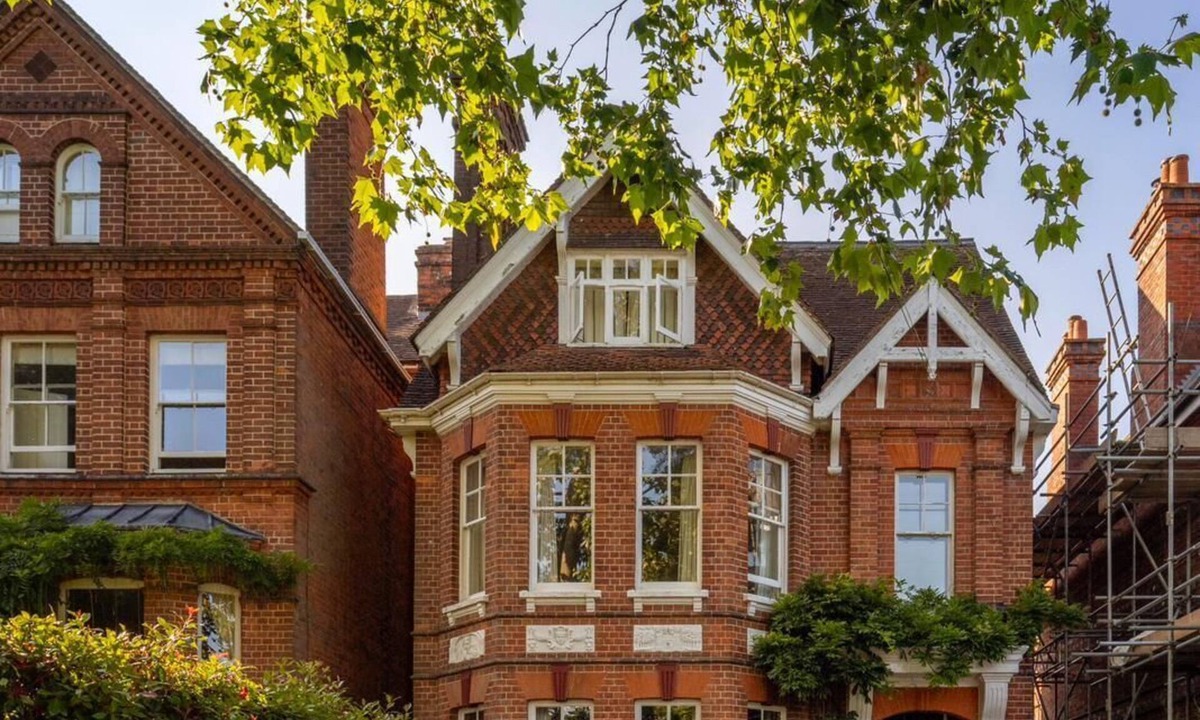 Henley House | Elegant Henley Townhouse- private road