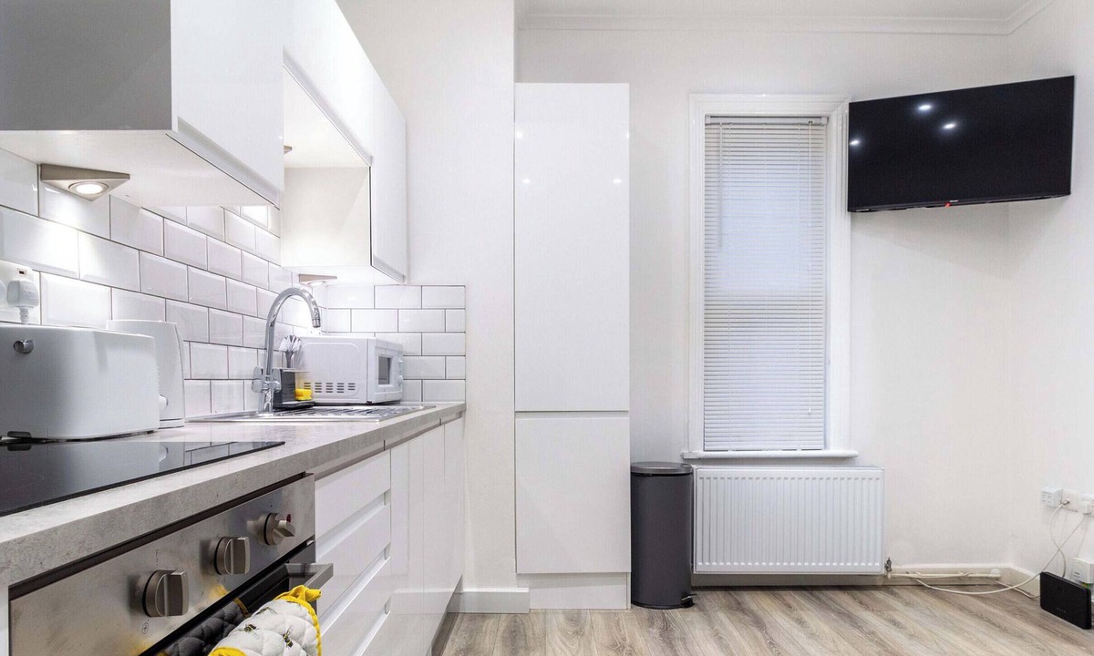 Watford Apartment | Elegant Spacious 2 Bed Flat with Garden - Sleeps 7