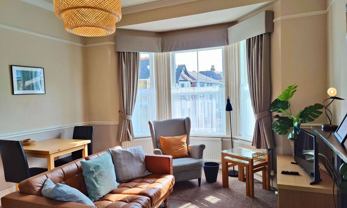 Shanklin Apartment | Elizabeth Apartment- perfectly located with smart TV
