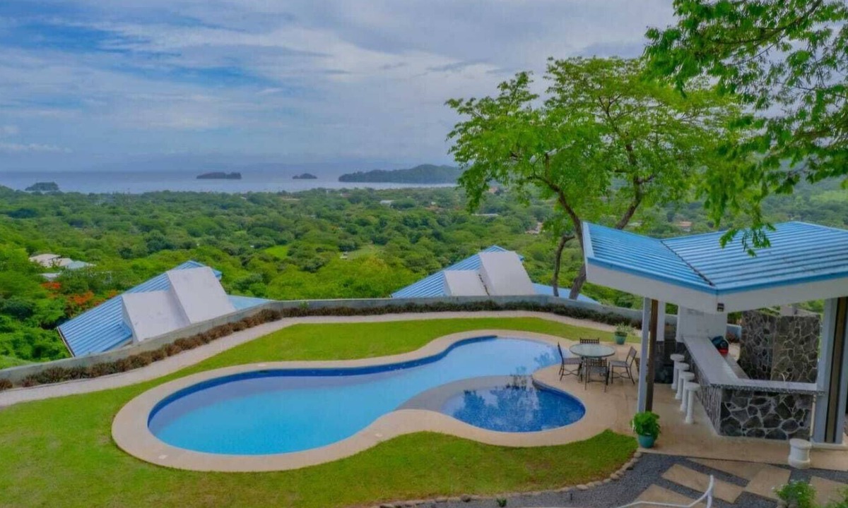 Coco House | Endless Ocean Views 4 bedroom suites, Private Pool, minutes from downtown Coco