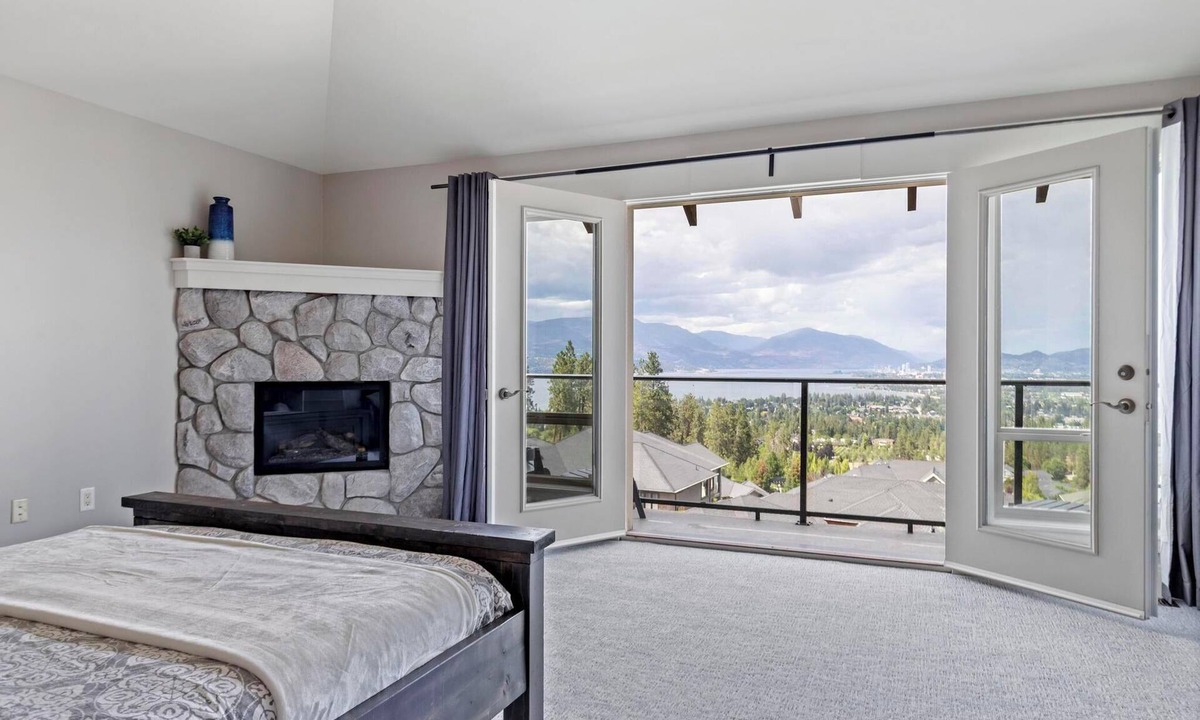 West Kelowna Estates House | Enjoy Kelowna life! Okanagan Lake and City Views