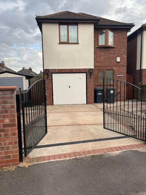 Mapperley House | Entire -4 Bedrooms Detached House with Driveway