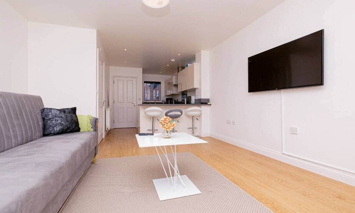 Rugby House | Entire Rugby House, 2 bathrooms, 2 parking spaces.