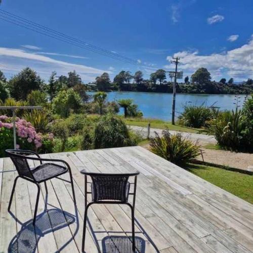 Onekaka Ski Chalet | Estuary View - Peaceful Onekaka Retreat
