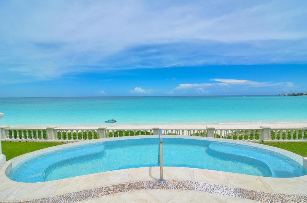 Old Fort Bay Villa | EXCLUSIVE BEACHFRONT MANSION 7 BR (VILLA B)