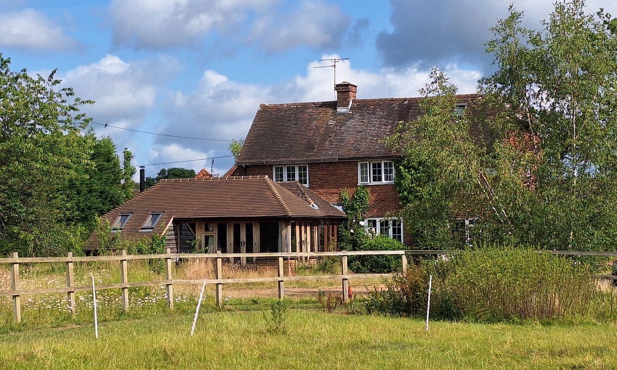 Billingshurst House | Farm in Quiet Hamlet with horse and sheep
