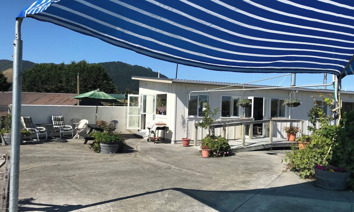 Te Horo House | Farm stay in peaceful rural setting at equestrian centre.