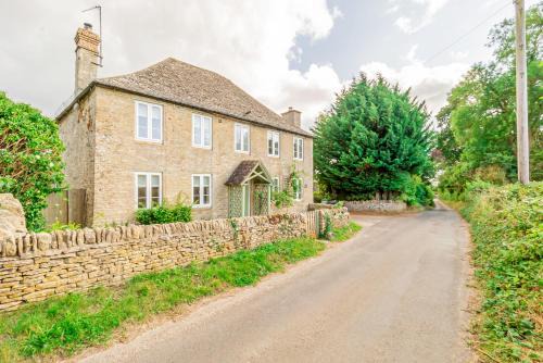 South Leigh House | Farmhouse Retreat, 4 Bed, Pet Friendly
