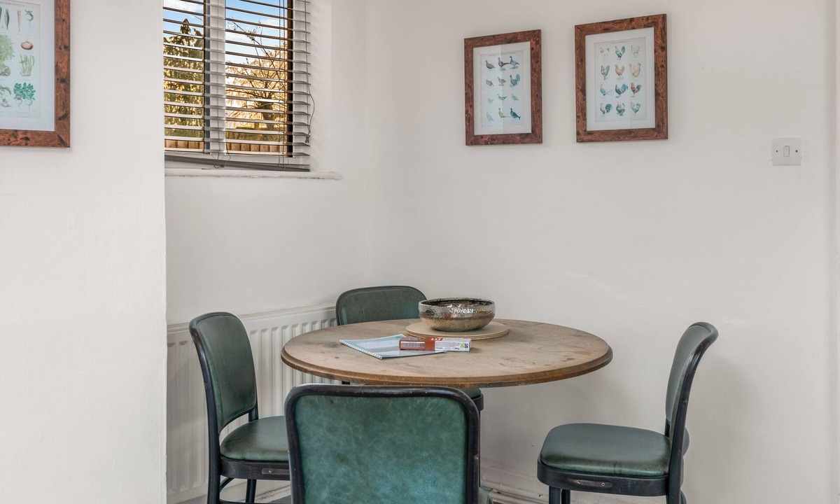 Bicester Apartment | Flat A: Buckingham Road - Modern 2-Bedroom Apartment