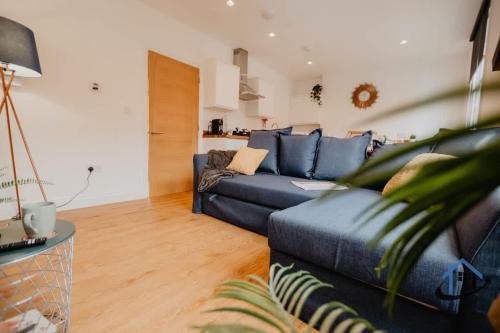 Northampton Apartment | Flat B sleeps 4 very central 2nd Floor Derngate
