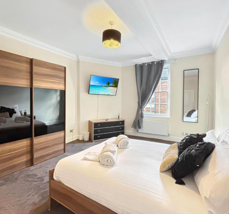 Newark Apartment | Free Parking, Central, Spacious, 2 bed sleeps 8 Newark Town Centre - Amaya Fourteen