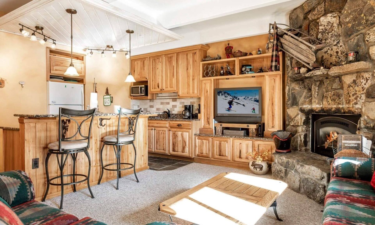 Dillon Condo | Free Shuttle Ride to Keystone Slopes |Sauna |Gas Fireplace |Recently Renovated