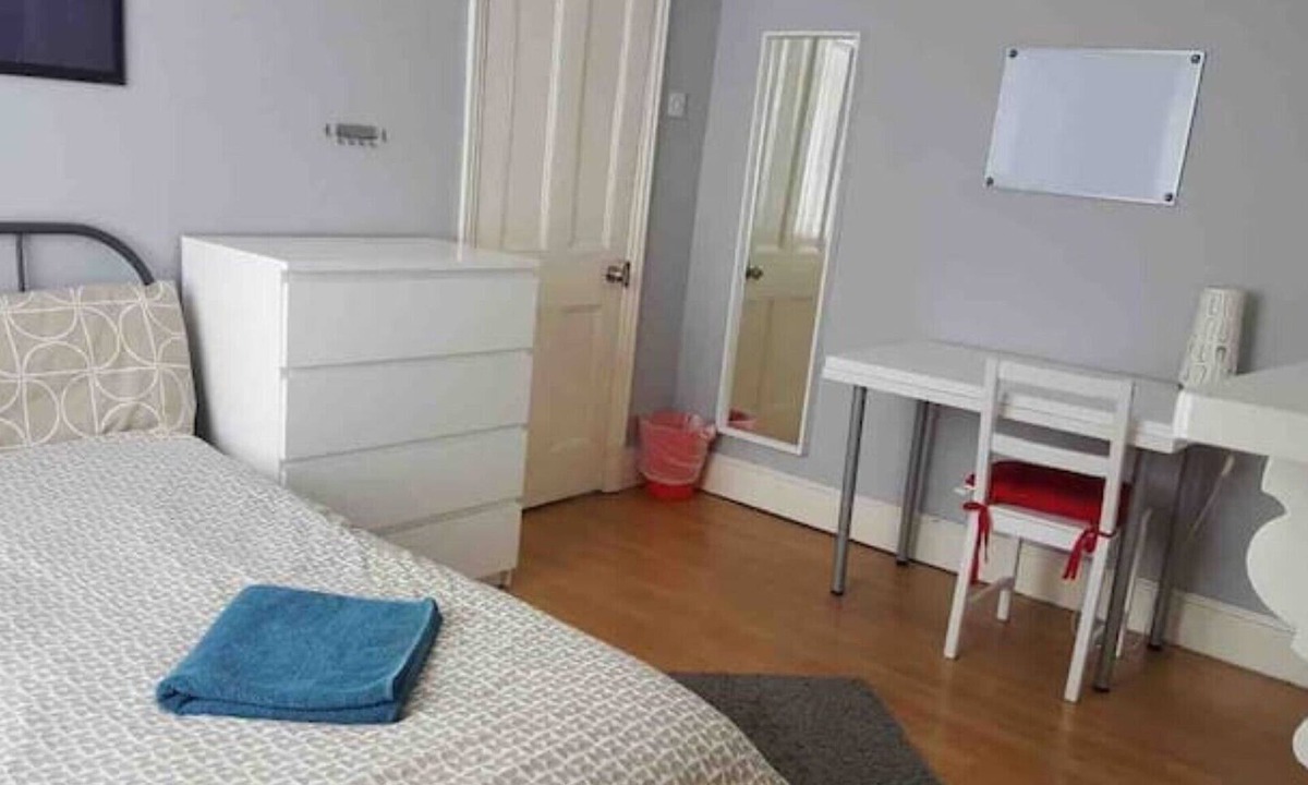 Oadby House | FRONT DOUBLE BEDROOM NEAR INFIRMARY