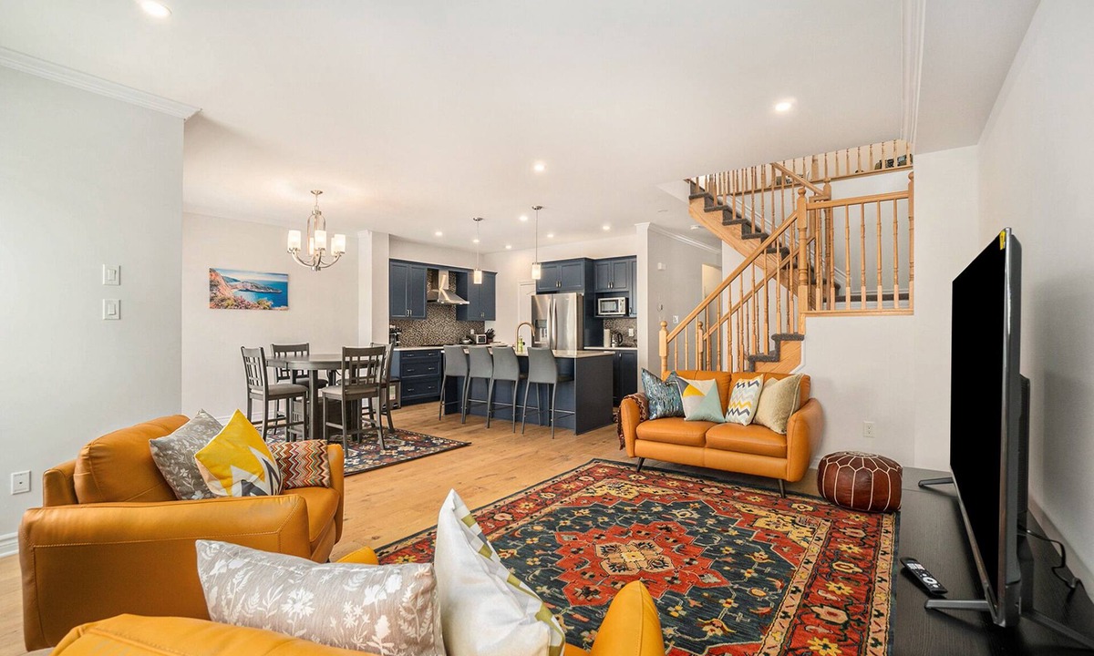 Ottawa Division House | Furnished 4 Bedroom House in Ottawa sleeps 8