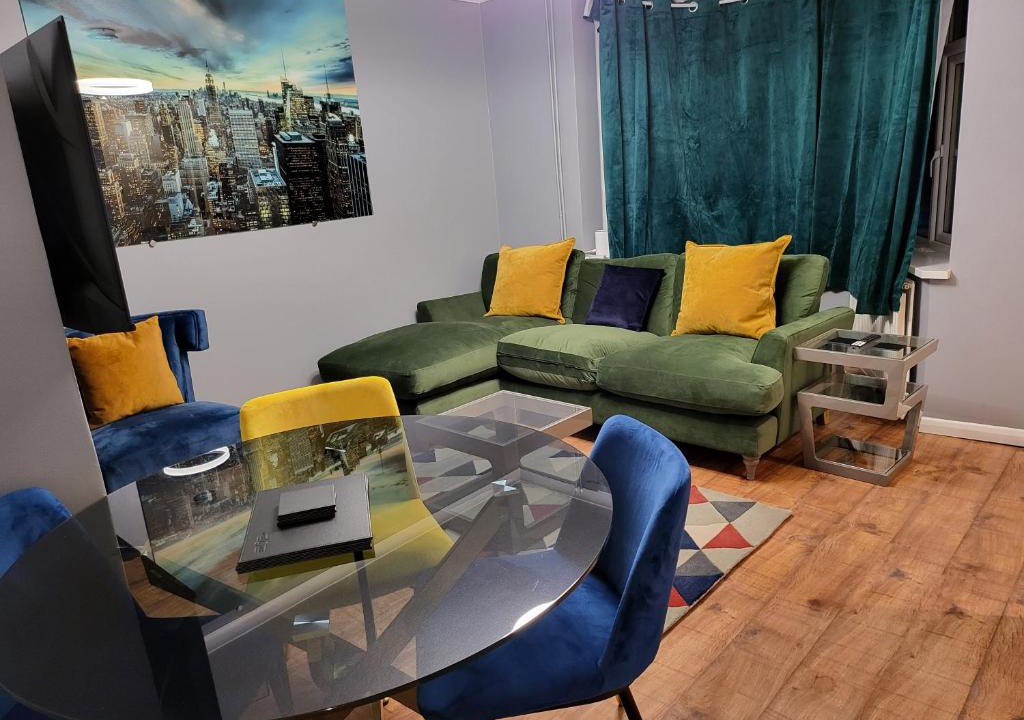 Borehamwood Apartment | Garland Modern House With Parking & Garden