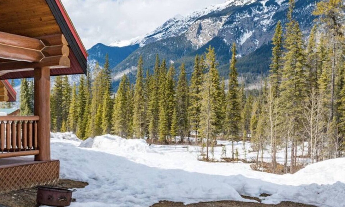 Golden Cabin | Getaway Cabin Ideal For Groups Exploring Rockies