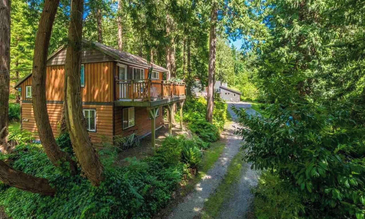 Roberts Creek Cottage | Getaway Cottage in Roberts Creek: Relax by the Beach & Forest, Art studios.